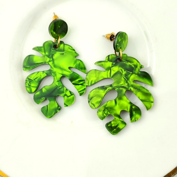 💫5/$25 Boho Leaf Earrings - Picture 1 of 3